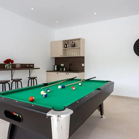 Silentio Luxury With Pool, Jacuzzi & Sauna וילה