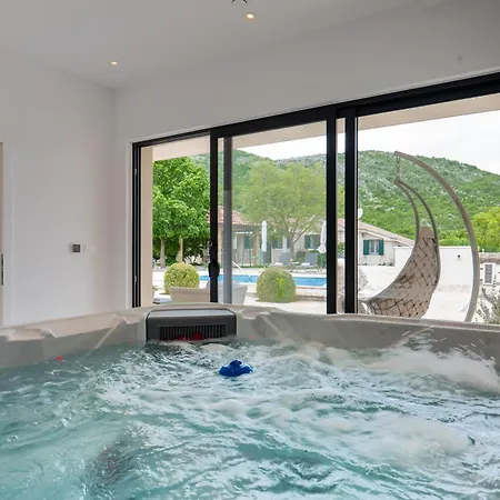 וילה Silentio Luxury With Pool, Jacuzzi & Sauna פודגורה